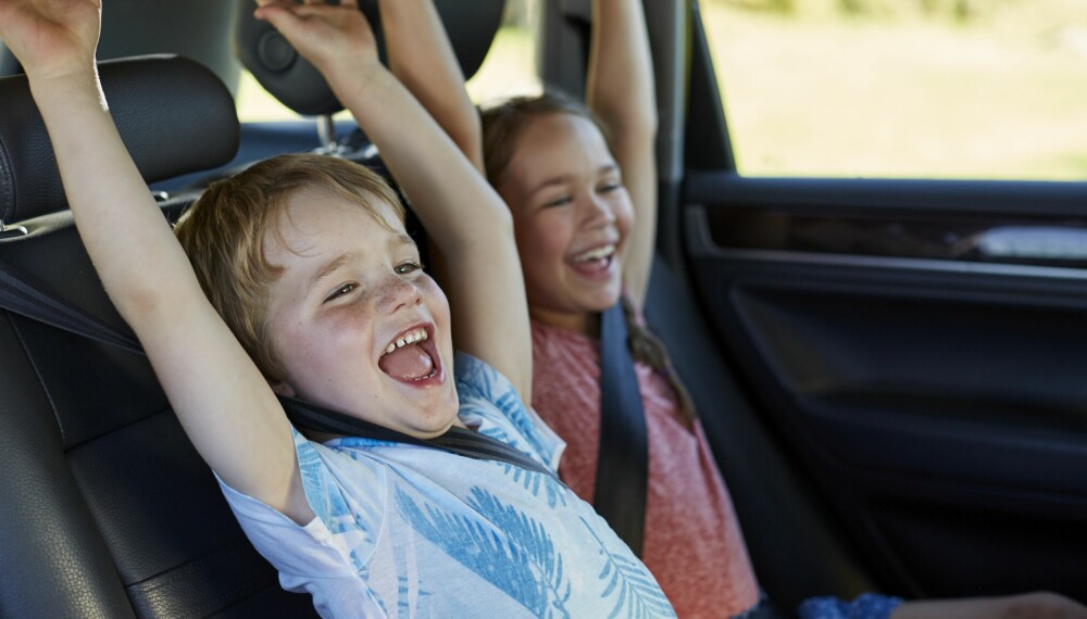 LEKER I BILEN: Tiden går fortere med disse aktivitetene for barn i bil.