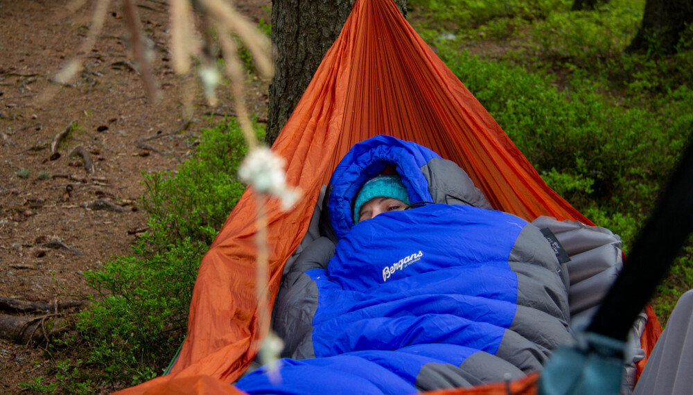 <b>SOV UTE:</b> Skal du sove ute i en hengekøye, trenger du et liggeunderlag og en sovepose tilpasset vær og temperatur. Tynne ullklær fungerer som pyjamas. Husk lue.