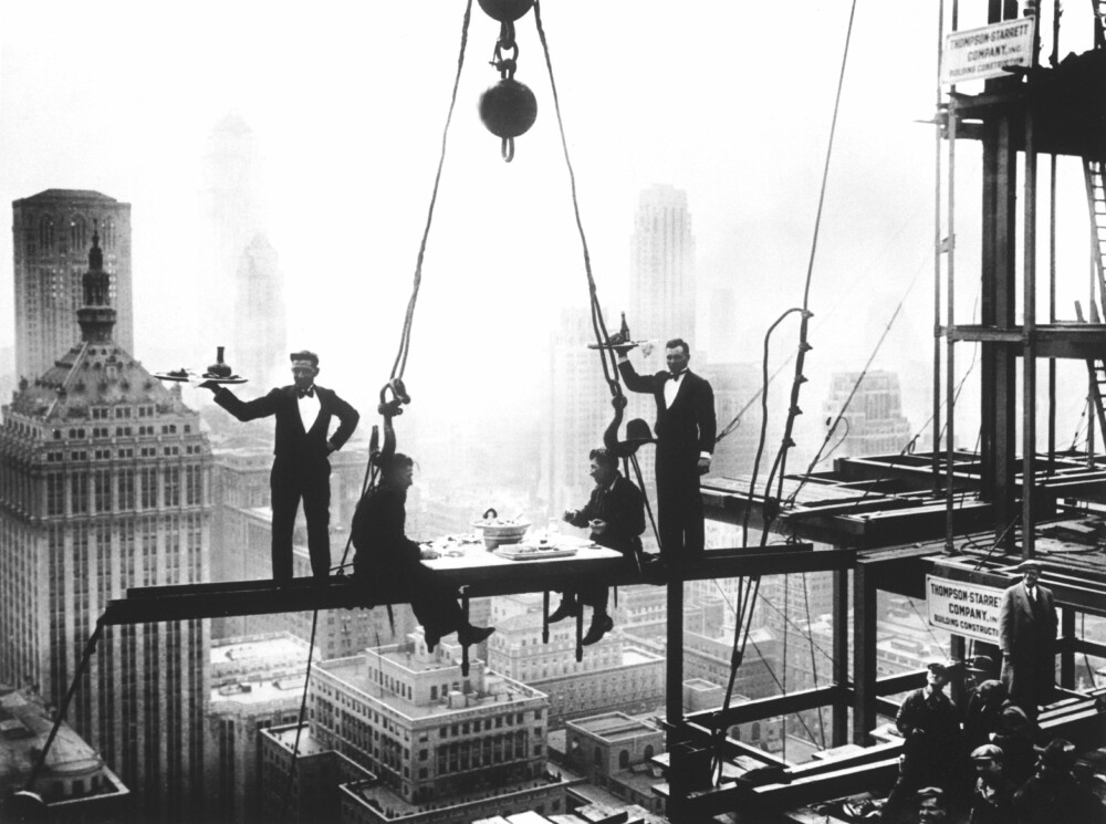 <b>MER VIN?:</b> Servitører og «middagsgjester» poserer for fotografen høyt over New Yorks gater under byggingen av luksushotellet Waldorf Astoria, der norskfødte Jørgine Slettede var sjef. 