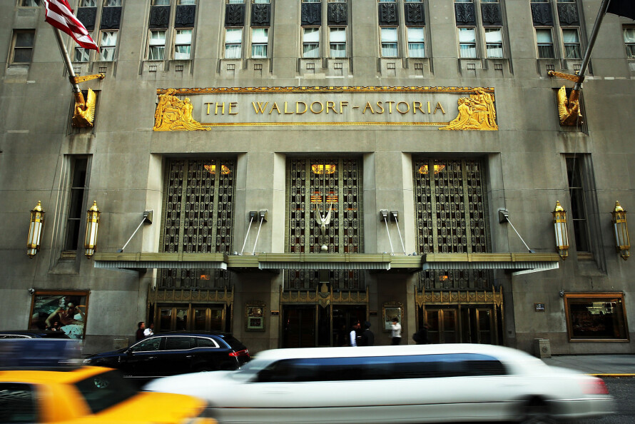 LUKSUS: Det velkjente inngangspartiet til Waldorf Astoria på Park Avenue i New York. Hotellet var under ombygging mellom 2017 og 2019 av kinesiske eiere. Etter gjenåpningen består komplekset av 375 hotellrom og 375 leiligheter.