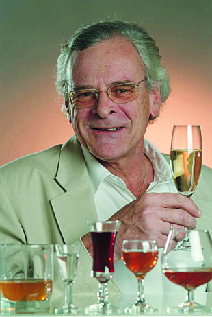 <b>EKSPERT: </b>Torkjell vet det meste om alkoholens historie. På begynnelsen av 2000-tallet ledet han dokumentarserien «Edle dråper».