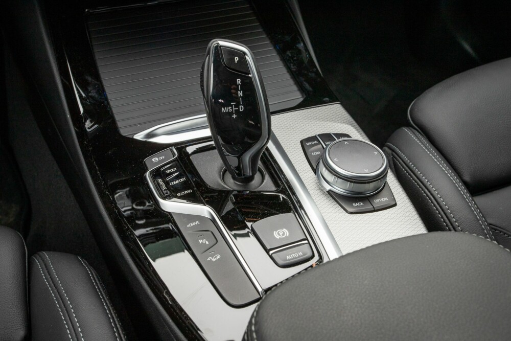 <b>BMW X3:</b> Området rundt girspaken brukes til skjermstyring og kjøreinnstillinger.