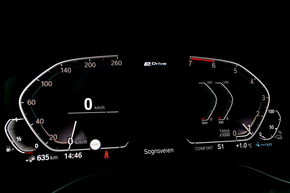 <b>NØKTERNT:</b> Det digitale dashbordet i BMW-en er tydelig og uten forstyrrelser.