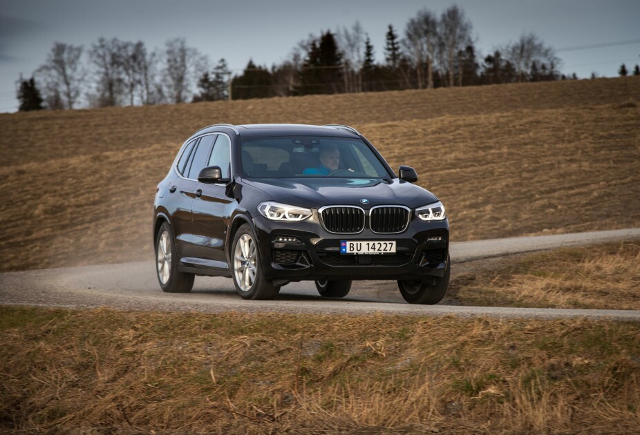 <b>BMW X3 30E:</b> Mellomklasse-SUV med et høyere komfortnivå enn vi har vært vant med fra BMW. Tradisjonelt design gir karosseriet praktiske egenskaper. Elmotor og toliters bensinturbo gir inntil 292 hk. 