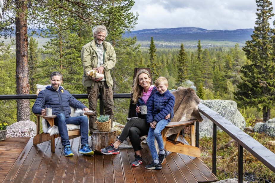 TO HYTTER: Familien trives veldig godt i hverandres selskap, og her er de samlet ute på terrassen.
