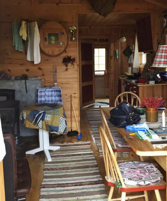 FØR: Begge hyttene ble overtatt fullt møblert og utstyrt. Bildet gir et godt inntrykk over hovrdan det så ut i begge hyttene før de tok fatt på oppussingen.