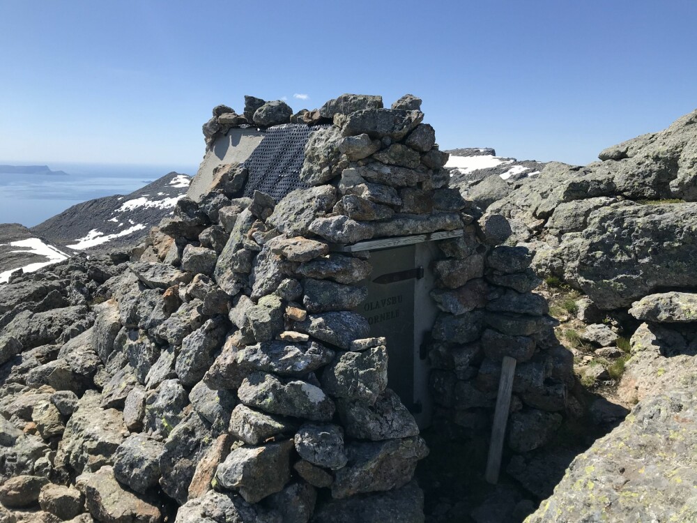 <b>SØKE LY:</b> Olavsbu på toppen av Hornelen. 