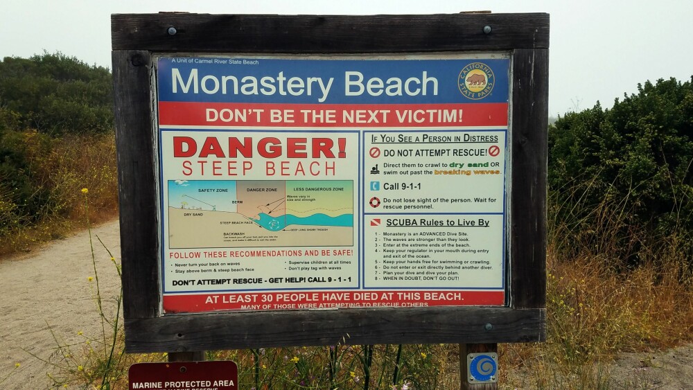 <b>ADVARSEL:</b> Varselskiltet ved Monastery Beach er ikke til å misforstå. 