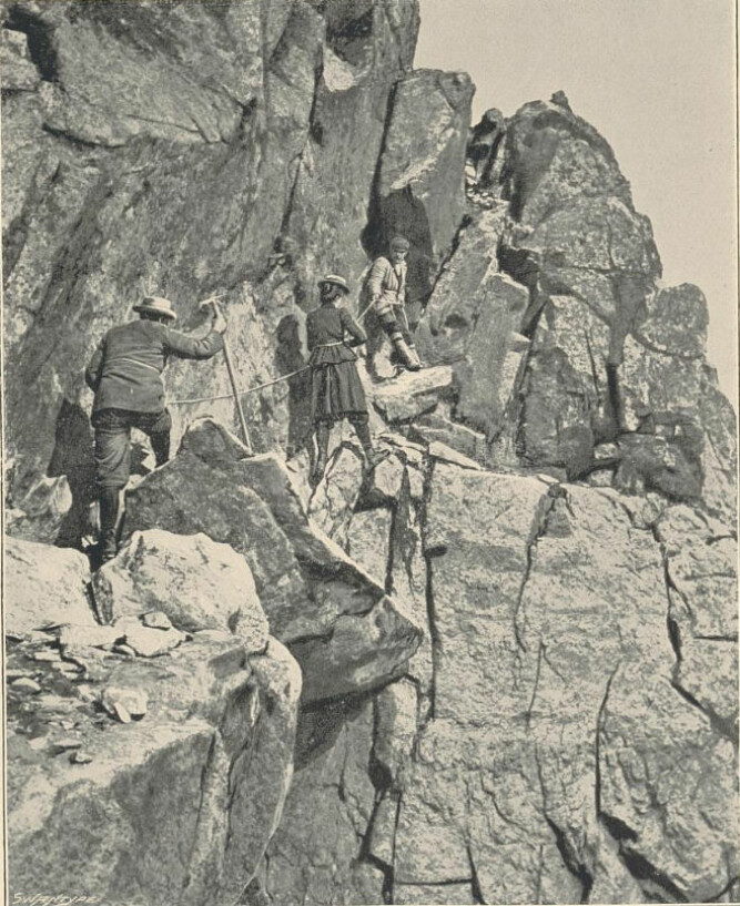 <b>GJENSYN:</b> Slingsby (bakerst) på vei opp Store Skagastølstind igjen, i år 1900, denne gangen på ruten som konkurrenten Johannes Heftye klatret først. Kvinnen i følget, Therese Bertheau, besteg tinden allerede i 1894, som første kvinne. Først er fjellføreren Elias Hogrenning. 