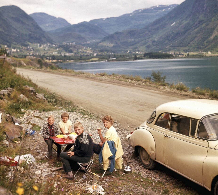 <b>TID TIL RAST:</b> Medbrakt mat, campingbord og stoler i grøftekanten langs riksveien, på vei til Haugesund. Året er 1966. Bilen er en DKW. I bakgrunnen Røldal.