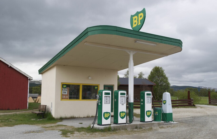 <b>BP I TANKENE:</b> En gang var bensinstasjoner et sted du kjøpte bensin, ikke, boller, baguetter, blomster, melk, brus og hamburgere. Denne restaurerte bensinstasjonen fra 1955, ligger i Folldalen.
