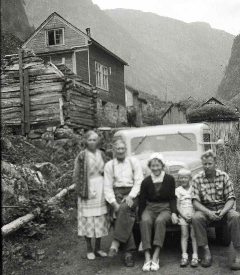 <b>VEL FREMME:</b> Øyvind Joar Pettersen sammen med mor Johanna, far Arne og bestemor og bestefar Cecilie og Sylfest på Hjølmo.