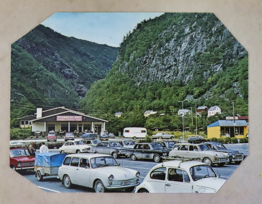 <b>FERGEKØ:</b> Mange biler oppstilt på kaia i Kvanndal en varm sommerdag i 1973. Det store spenningsmomentet var om man kom med eller måtte vente til neste avgang. 