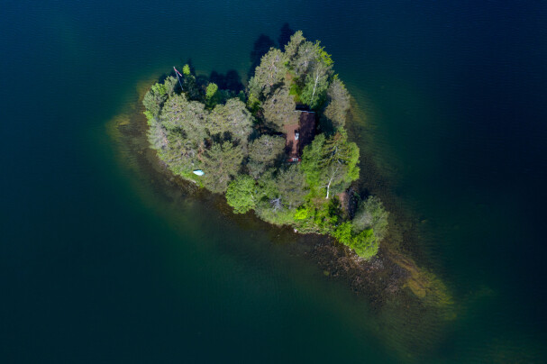 IDYLL: Et bilde viser en lite hjerte-formet øy med en hytte et sted i Norge. Men veien fra hytteidyll til konflikter er kort når mange mennesker samles på en liten plass over en lang periode, advarer ekspertene.