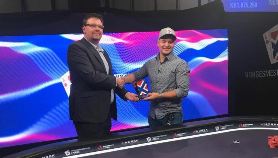 Pokerpresident Sigurd Eskeland gratulerer Ali Halmas med seieren i Deep stack