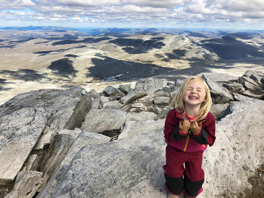 MESTRING: Med litt hjelp fra storebror og pappa nådde en jublende Celia (da 4 år) toppen av Snøhetta. Snøhetta ligger 2286 meter over havet.