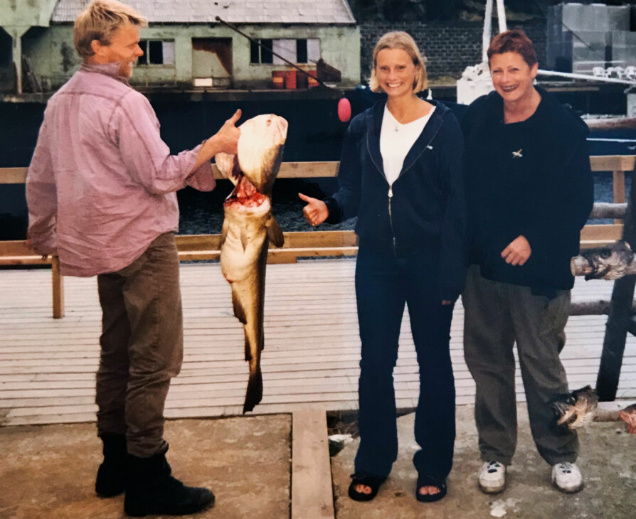 FISKEMIDDAG: Silje og moren, Kari Nysæter, i Nyksund sommeren 1999. Her beundrer de torsken de skal spise til middag senere på kvelden.