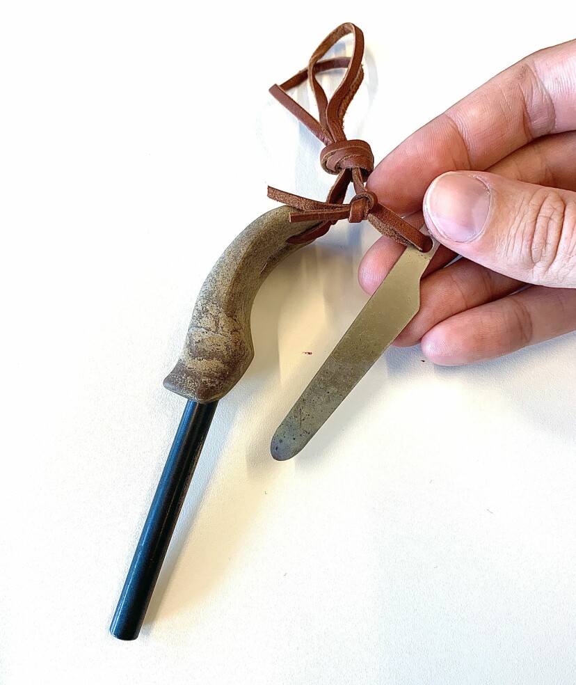 UANSETT VÆR: Med tennstål kan man lage fyr uansett værforhold..