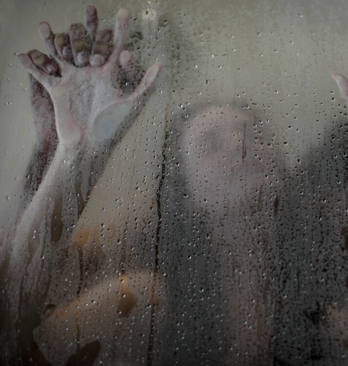 I DUSJEN: Hva med en kjappis i dusjen når dere begge er på badet samtidig? Det kan gjøre underverker for sexlivet og forholdet, skal vi tro ekspertene.