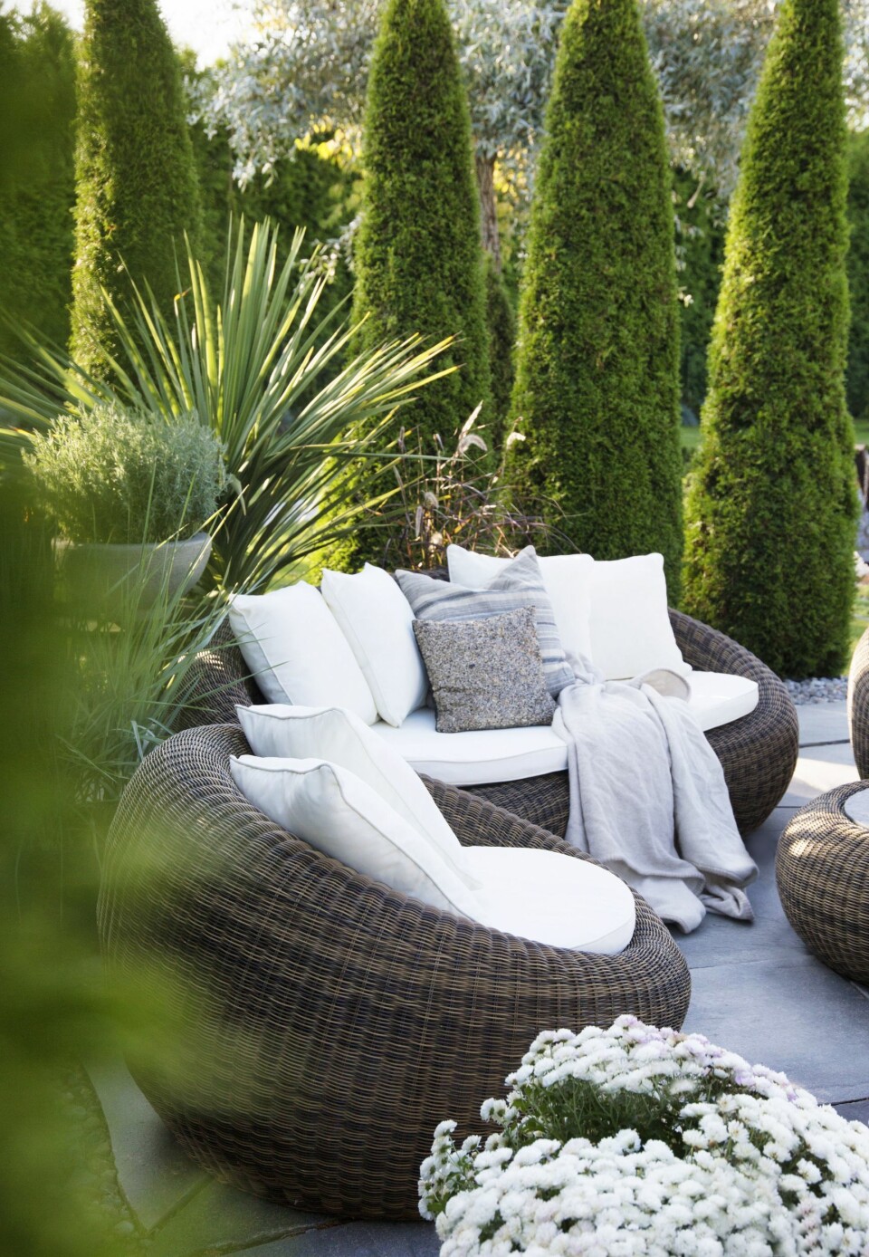 FORMER: De runde formene på utemøblene i kurv omfavner gjestene som setter seg ned. Møblene kjøpte Lisa for over ti år siden hos Classic Møbler i Vestby.