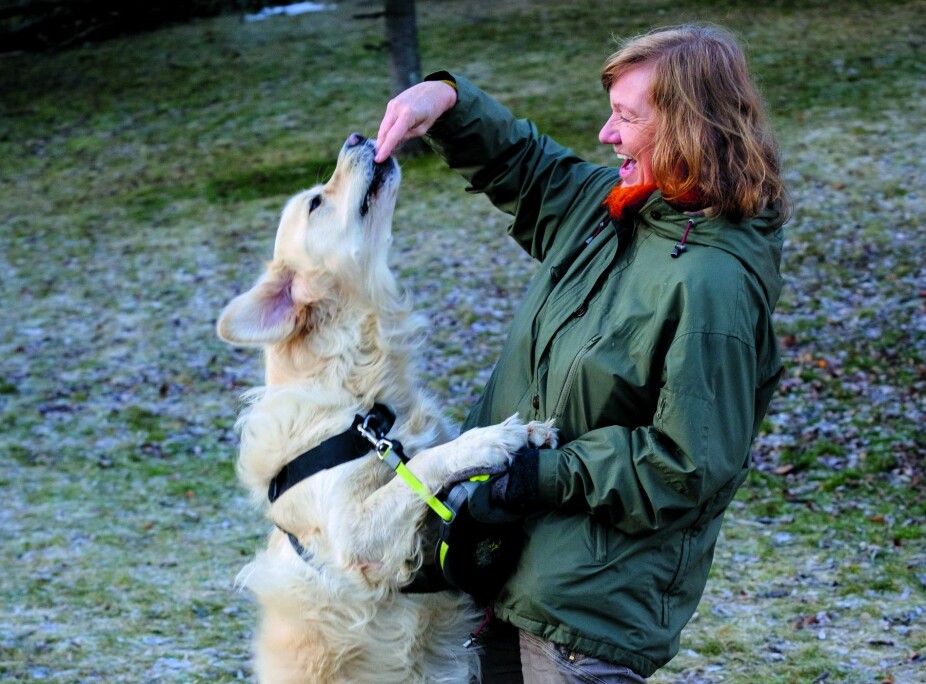<b>LIVSGLEDE:</b> Nina Heggelund har leddgikt, og da hun i tillegg fikk artrose i begge knær, så det en stund mørkt ut. Men i dag nyter Nina friluftslivet med hunden Barolo.
