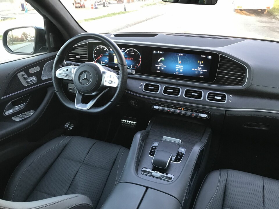 TREVIRKE: Det finnes fortsatt treverk i luksus-Mercedes, men selskapet sluttet med utrydningstruet treverk på 80-tallet. Nå brukes ask som i GLS har vært gjennom 13 forskjellige stadier i løpet av tre uker før det ble montert.