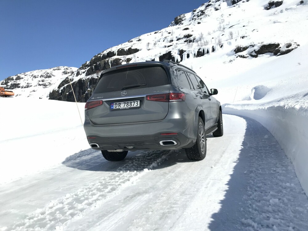 <b>EKSTRAUTSTYR SOM HJELPER: </b>Om du skulle være uheldig å sette fast bilen i enten snø, gjørme eller sand, kan du bruke 	«hoppefunksjonen» for å komme deg ut.