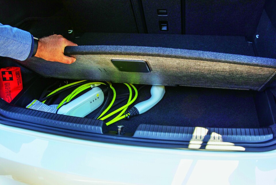 LADING: I rommet under gulvet passer ladekablene.