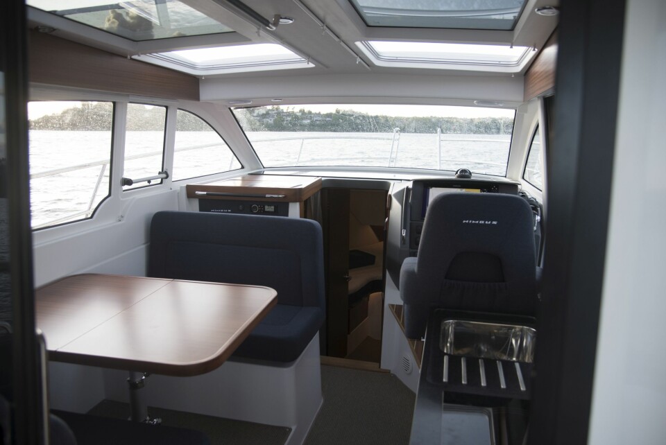 SLANK KABIN: Gangvei rundt båten koster innvendig plass. Fire sitter fint på spiseplassen.