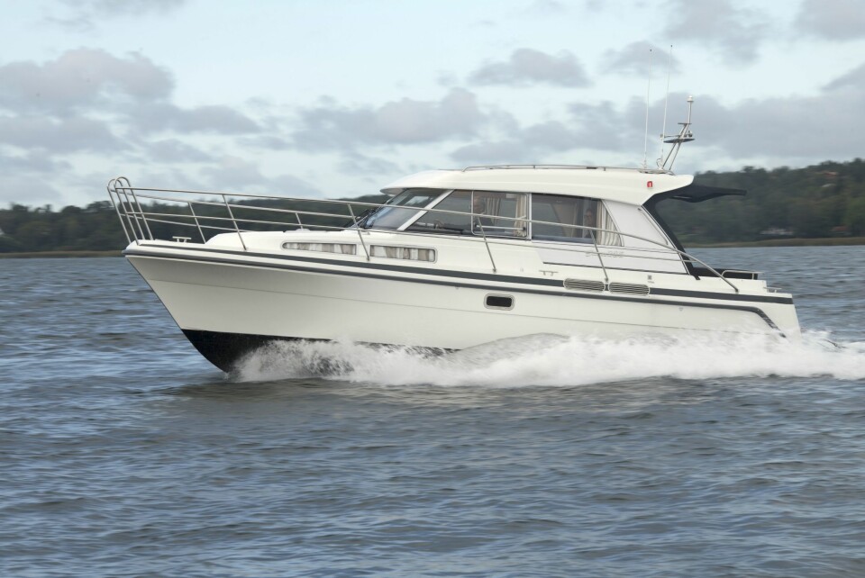 KLASSIKER: Saga 325 har klassiske halvplanerlinjer. Stødig skrog trenger mer motor enn i Nimbus.