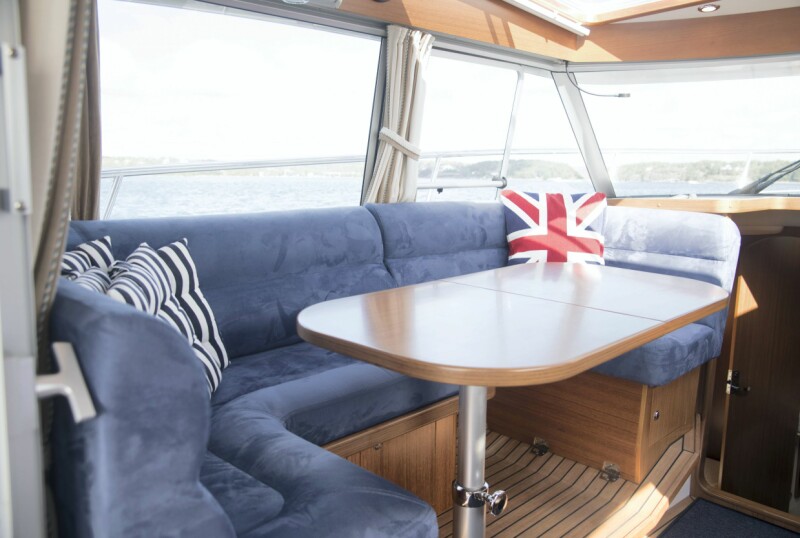 ROMMELIG: Hyggelig sittegruppe på babord.