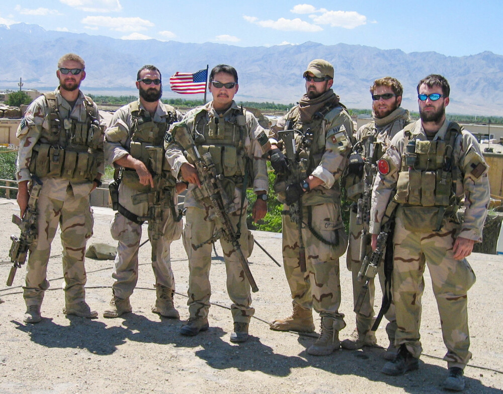 <b>TRAGEDIE:</b> US Navy SEALs er blant verdens mest aktive spesialstyrker og opererte blant annet i Afghanistan i forbindelse med Operation Enduring Freedom. Men ikke uten betydelige tap. 6. august 2011 ble en av de verste dagene for amerikanerne i Afghanistan da et CH-47 Chinook-helikopter ble skutt ned av Taliban i Tangi-dalen. 30 amerikanere ble drept, inkludert 17 Navy SEALs. 28. juli 2005 ble også en dårlig dag for amerikanske spesialoperasjoner da 19 spesialsoldater ble drept i Operation Red Wings. Blant de omkomne var fem av SEAL-soldatene på bildet. Fra venstre: Matthew G. Axelson, Daniel R. Healy, James Suh, Marcus Luttrell, Eric S. Patton og Michael P. Murphy. Kun Luttrell overlevde. Hendelsen er filmatisert med «Lone Survivor».