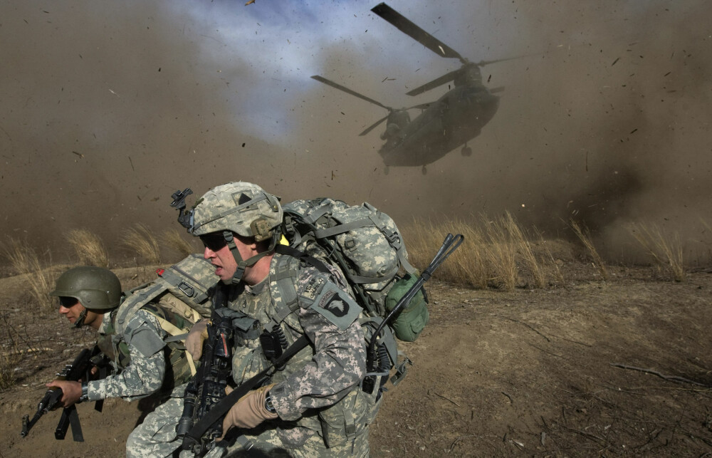 <b>ARBEIDSHESTEN:</b> Et Chinook-helikopter har fraktet soldater fra en Airborne-divisjon på oppdrag i Afghanistan. I juni 2005 fikk opprørerne inn et sjeldent lykketreff, og skjøt ned et slikt helikopter med 16 mann om bord.