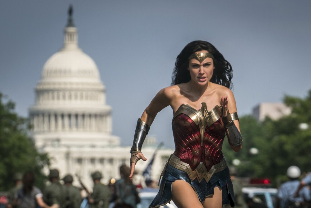 <b>WONDERFUL:</b> Gal Gadot er superhelten Wonder Woman, iført kort skjørt og bh av stål.
