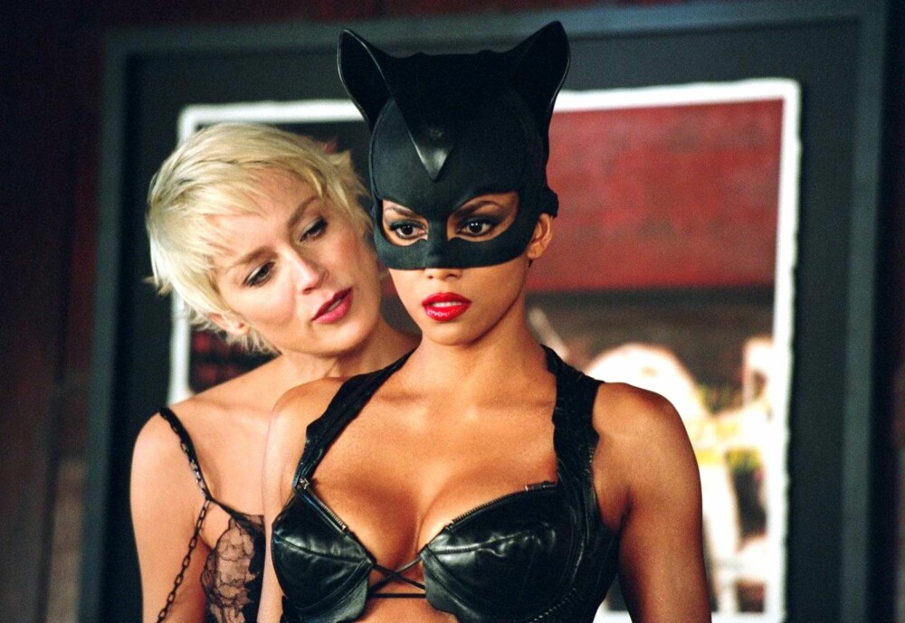 <b>MJAU:</b> Halle Berry i filmen Catwoman. Her med Sharon Stone. 