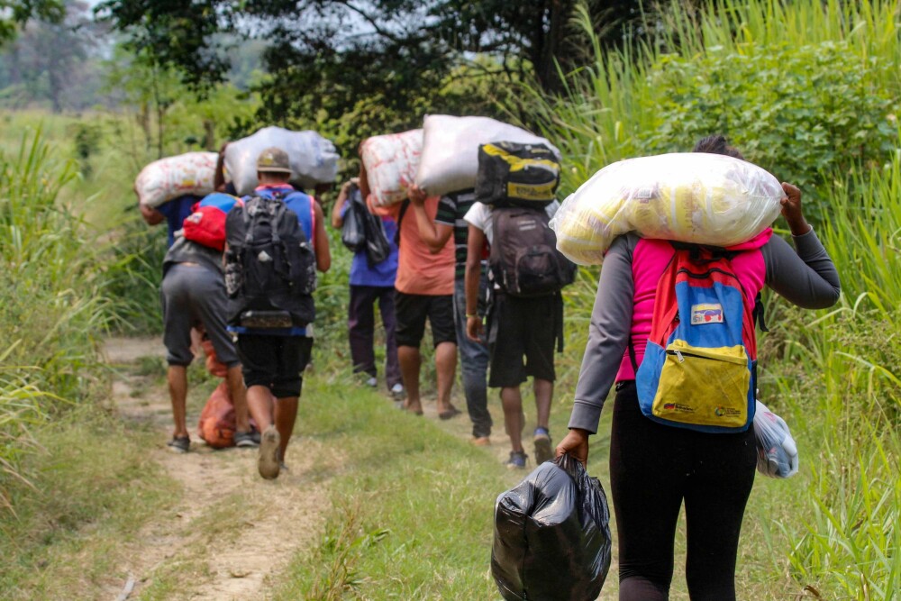<b>OVER GRENSA:</b> På grunn av vanvittig inflasjon og enorm uro drar mange venezuelanere over grensa til Colombia for å handle mat og varer ulovlig. Stadig flere blir igjen i nabolandet.