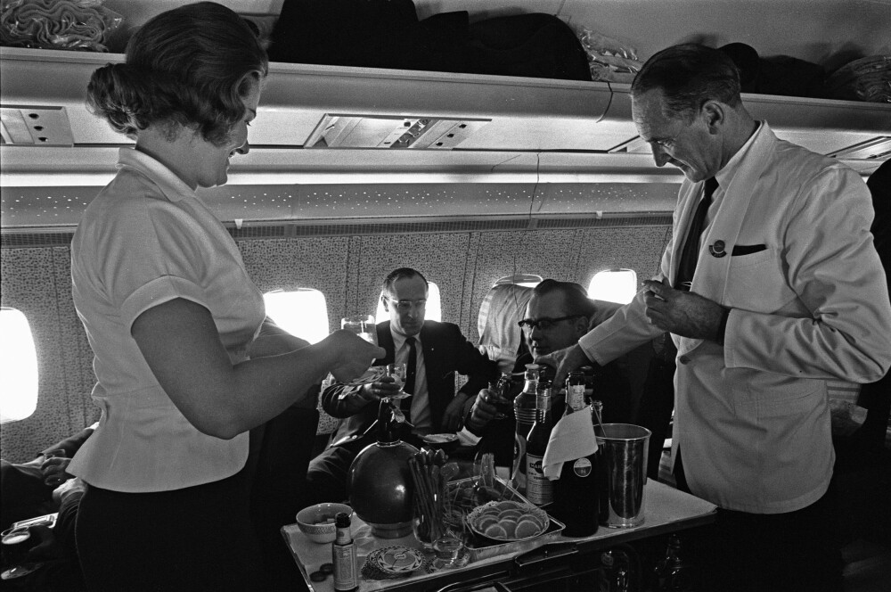 <b>KAFFE ELLER TE:</b> Det var litt annen standard på serveringen på fly før i tiden. 