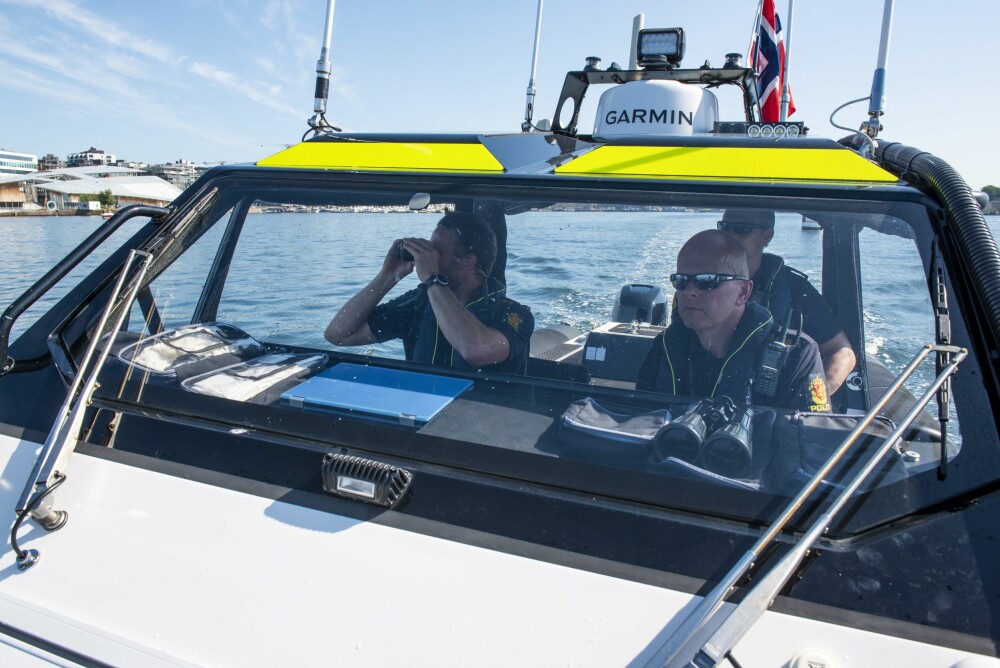 <b>ÅRVÅKNE:</b> Politibetjentene Mads Gjerustad, Terje Løvold og Edmund Randers (bak) speider etter båtførere uten påbudt redningsvest.