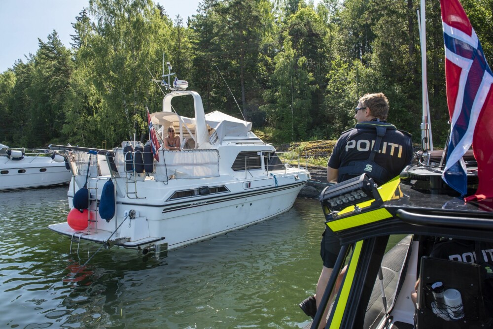 <b>SMIL OG VINK:</b> Båtfolket er stort sett begeistret for politiets tilstedeværelse på fjorden. Her slår Edmuns Randers av en kort prat med Lisbeth Waldem i Middagsbukta.