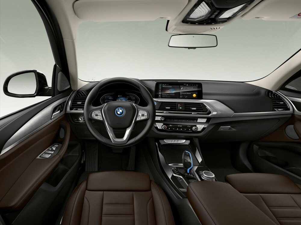 <b>GJENKJENNELIG:</b> Interiøret kjenner man i stor grad igjen fra de andre modellene i X3-familien. I BMW iX3 er logoen på rattet, girspaken, start-stopp-knappen og enkelte andre elementer omkranset av BMW i-blåfargen