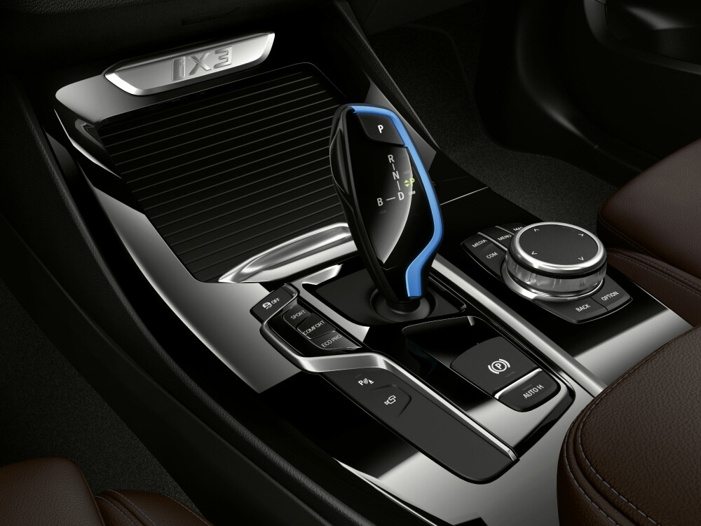 <b>KJENT:</b> Har du kjørt en nyere BMW vil dette være kjent. Kun den blå detaljen på girspaken avslører at bilen er elektrisk. 
