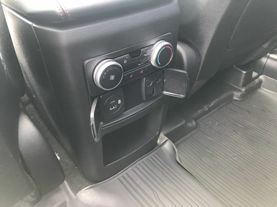 BAKSETET: For midterste seterad finnes ett 230 V-strømuttak (universalplugg, som også passer i Norge) USB-porter, ett vanlig type A-uttak og ett C-uttak, den nyeste USB-varianten.