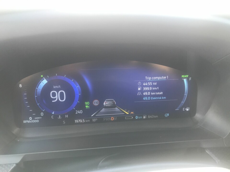 49 KM PÅ STRØM: Vi kom 49 kilometer på kun strøm, mest motorveikjøring i 80-90 km/t med en utendørstemperatur på 18 grader. WLTP-rekkevidden er 42 kilometer.