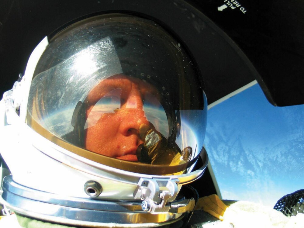 <b>STARMAN:</b> Oppdraget som U-2 pilot er det nærmeste man kan komme å være astronaut. En av dem, Chris Cook, tok denne selfien 71 000 fot over bakken.