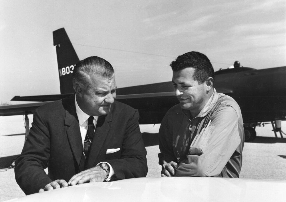 <b>SKUTT NED:</b> Konstruktør Kelly Johnson (t.v.) sammen med piloten Francis Gary Powers som ble skutt ned over Sovjetunionen.