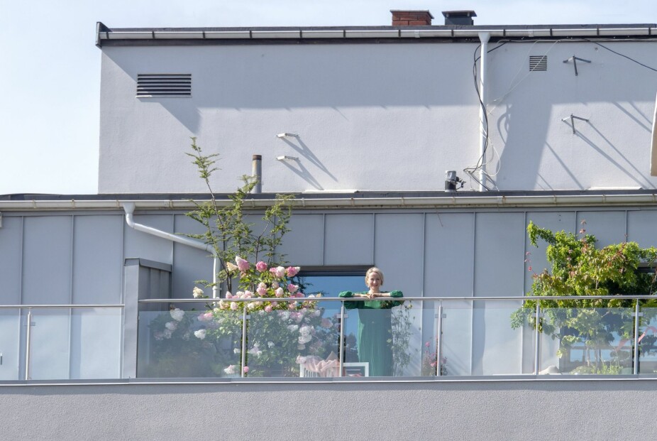 SMART BYTTE: Anne har byttet ut stor villahage med denne balkongen i femte etasje på Frogner i Oslo – og stortrives.