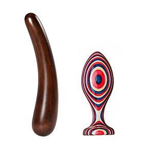 LAGET AV TRE: Bildet viser sexleketøy laget i tre, til venstre en dildo og til høyre en buttplug.