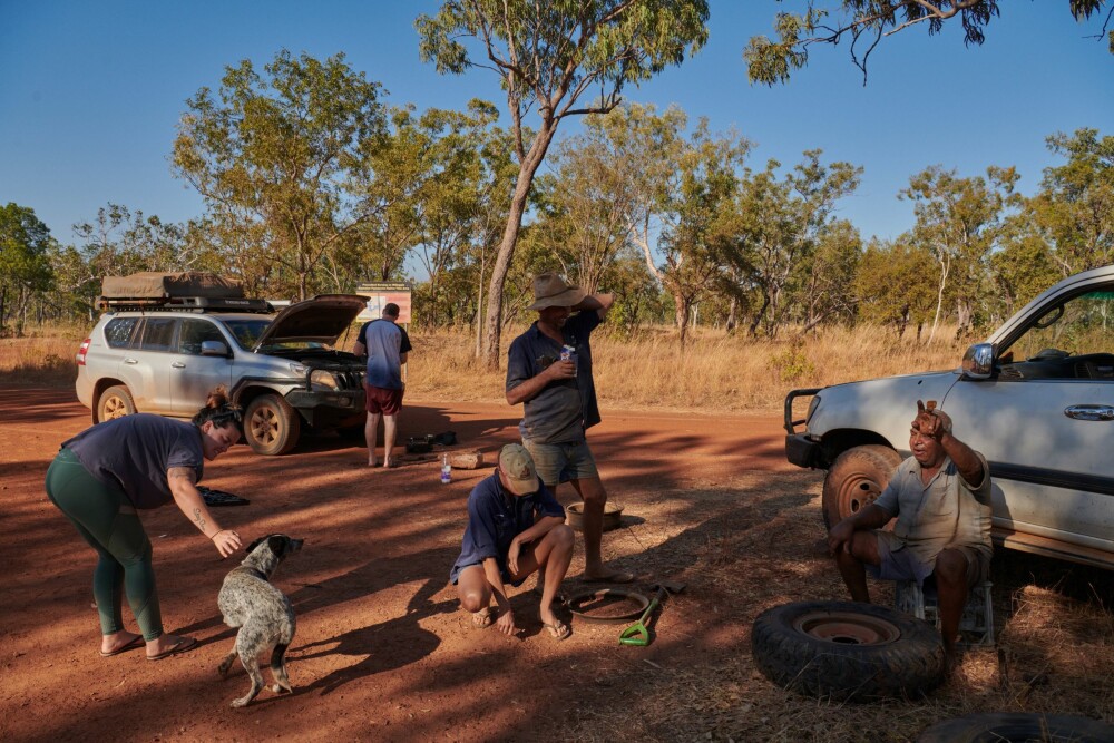 <b>DE INNFØDTE:</b> Nick og Joanna stopper og hilser på en familie med aboriginere som bor langs veien. 