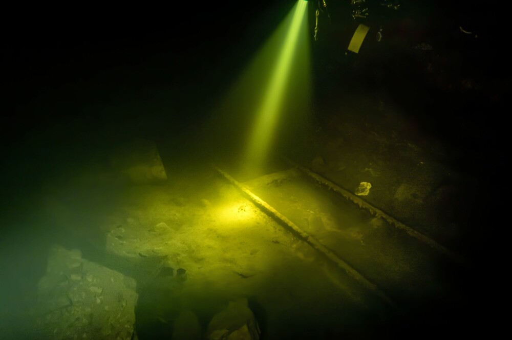 <b>I MØRKE SIDEN 60-TALLET:</b>  I tunnelanlegget på Hovedøya lyser Ronny ned på en skinne-gang på gulvet i anlegget. Et syn neppe noen har sett siden anlegget ble stengt på 60-tallet.