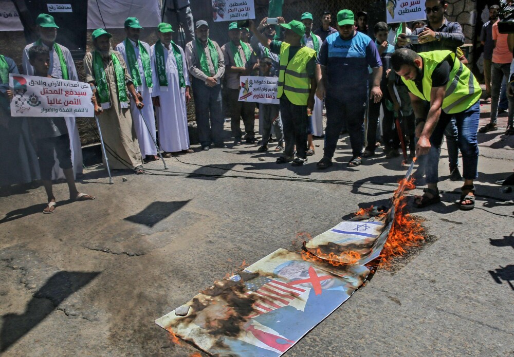 <b>SINNE:</b> Palestinere protesterer mot planene om å annektere deler av Vestbredden ved å brenne bilder av Donald Trump og Benjamin Netanyahu.